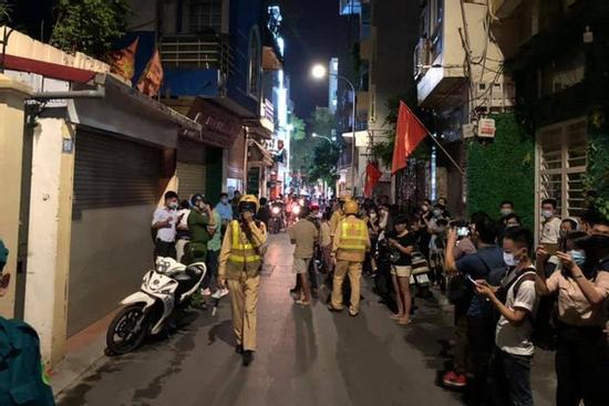 Clip: Công an rời đi cùng nhiều thùng tài liệu sau khi khám xét nhà ông  Nguyễn Đức Chung