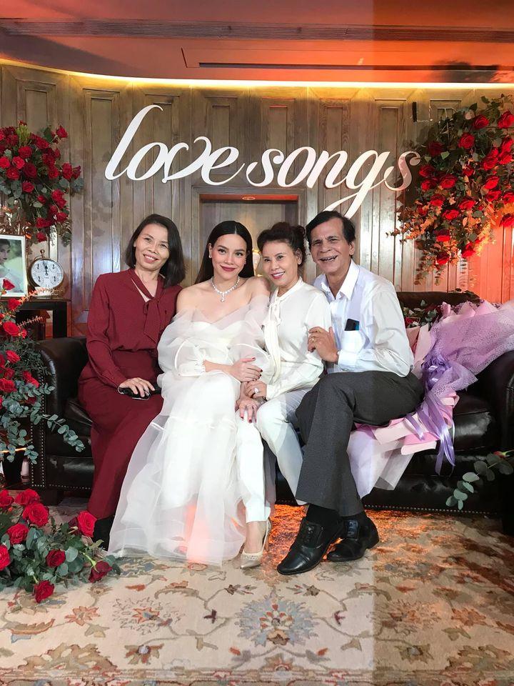 Hồ Ngọc Hà cố giấu mà vẫn lộ bụng bầu to tướng ở tháng thứ 6-1