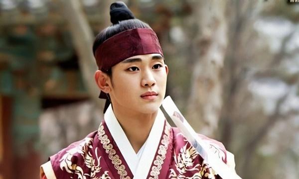 Năm 2012, Kim Soo Hyun làm khán giả nữ thương cảm qua vai diễn hoàng đế mau nước mắt trong phim 