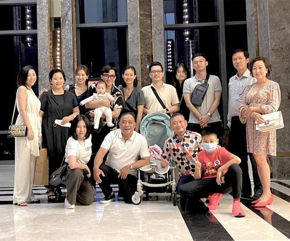 Hari Won sắm quà sang chảnh mừng sinh nhật mẹ chồng sau 1 năm lỡ hẹn-1