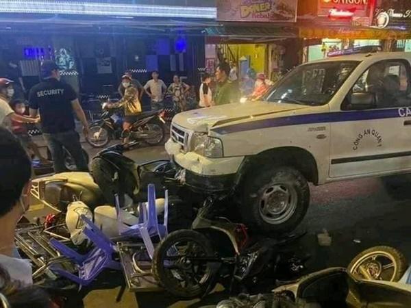 Ô tô bán tải gây tai nạn liên hoàn ở phố đi bộ Bùi Viện, nhiều phương tiện và bàn ghế vỡ nát-1