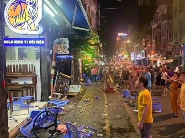 Ô tô bán tải gây tai nạn liên hoàn ở phố đi bộ Bùi Viện, nhiều phương tiện và bàn ghế vỡ nát-2