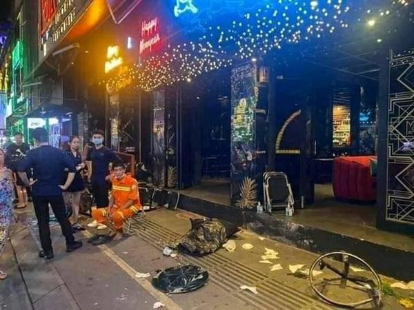 Ô tô bán tải gây tai nạn liên hoàn ở phố đi bộ Bùi Viện, nhiều phương tiện và bàn ghế vỡ nát-3