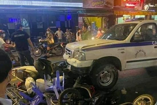 Ô tô bán tải gây tai nạn liên hoàn ở phố đi bộ Bùi Viện, nhiều phương tiện và bàn ghế vỡ nát