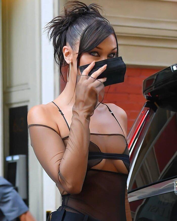 Bella Hadid gây choáng khi thản nhiên diện áo mặc như không xuống phố-2