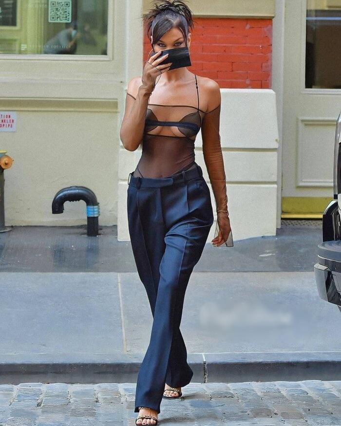 Bella Hadid gây choáng khi thản nhiên diện áo mặc như không xuống phố-4