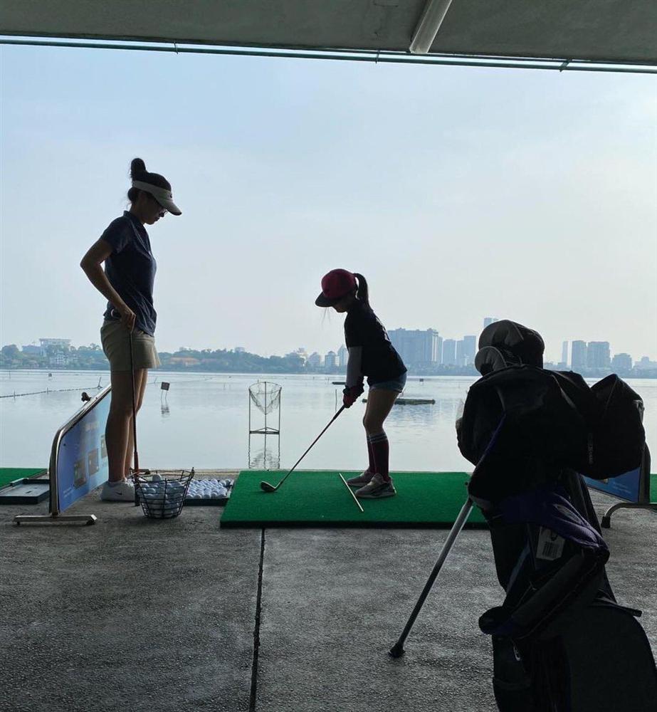 Ảnh con gái Jennifer Phạm chơi golf thượng lưu ở Hà Nội, phát hiện điểm đặc biệt ở cô bé-4