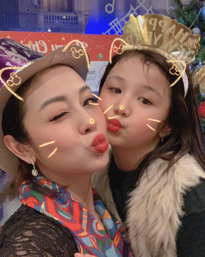 Ảnh con gái Jennifer Phạm chơi golf thượng lưu ở Hà Nội, phát hiện điểm đặc biệt ở cô bé-8