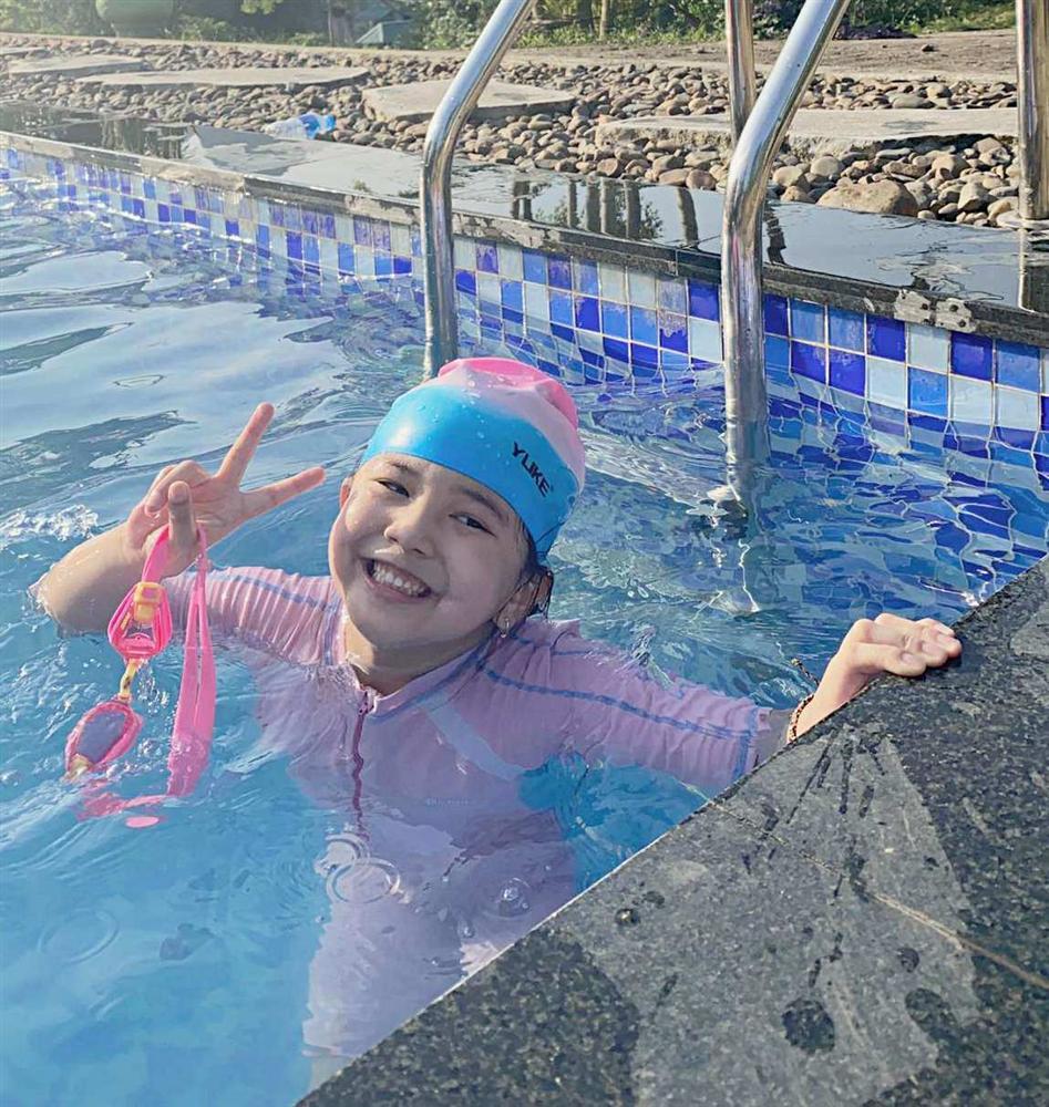 Ảnh con gái Jennifer Phạm chơi golf thượng lưu ở Hà Nội, phát hiện điểm đặc biệt ở cô bé-9