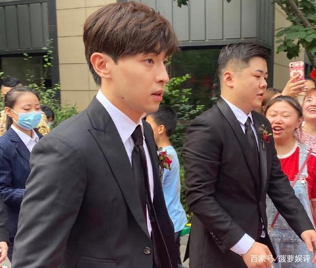 Đặng Luân leo thẳng top 1 hotsearch: Làm phù rể chiếm luôn spotlight của chú rể-4