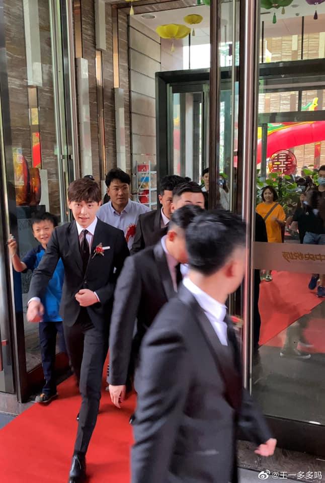 Đặng Luân leo thẳng top 1 hotsearch: Làm phù rể chiếm luôn spotlight của chú rể-6