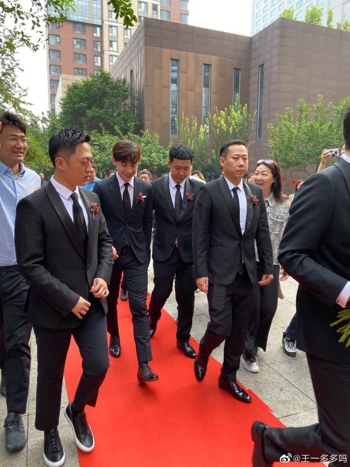 Đặng Luân leo thẳng top 1 hotsearch: Làm phù rể chiếm luôn spotlight của chú rể-7