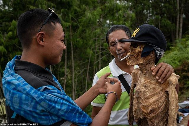 Rùng rợn tục đào mộ, tắm rửa và thay quần áo cho người chết như tháng cô hồn-1