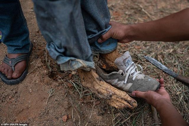 Rùng rợn tục đào mộ, tắm rửa và thay quần áo cho người chết như tháng cô hồn-5