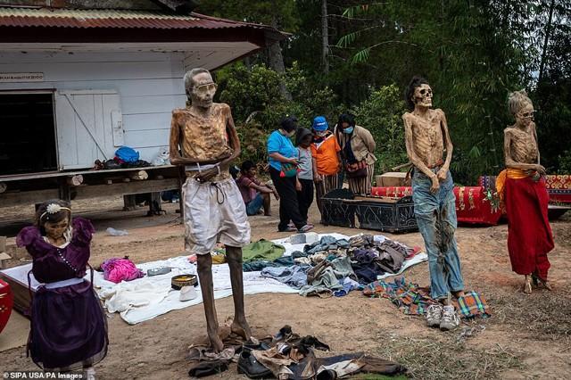 Rùng rợn tục đào mộ, tắm rửa và thay quần áo cho người chết như tháng cô hồn-9