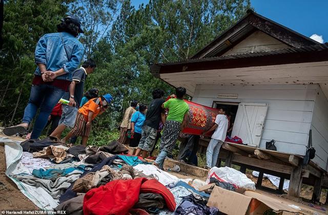 Rùng rợn tục đào mộ, tắm rửa và thay quần áo cho người chết như tháng cô hồn-12