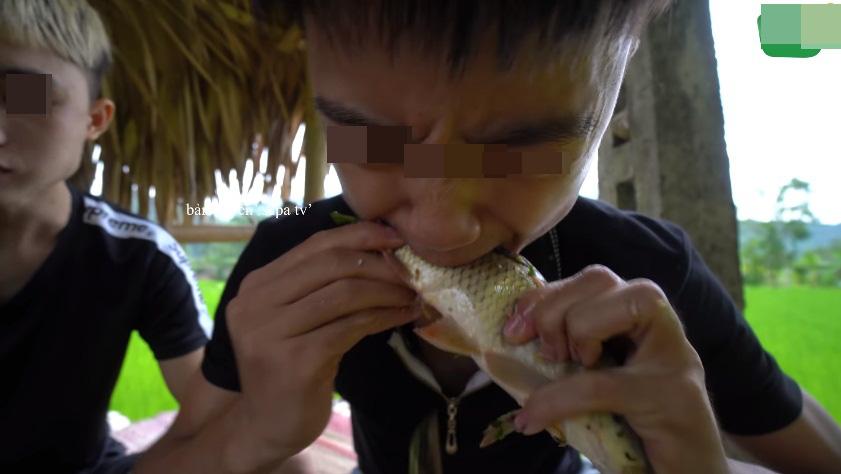 Những màn câu like kinh hãi của Youtuber Việt khi ăn tất tật từ cá sống đến gỏi côn trùng-3
