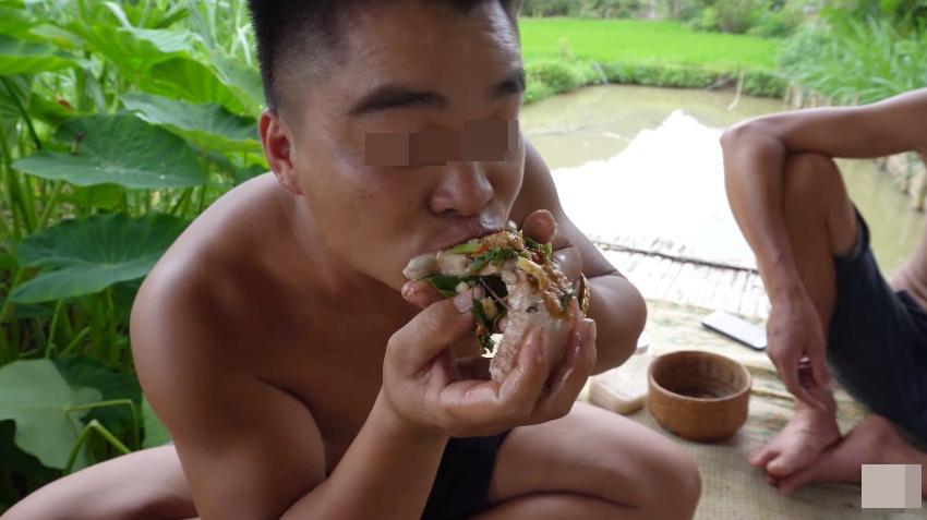 Những màn câu like kinh hãi của Youtuber Việt khi ăn tất tật từ cá sống đến gỏi côn trùng-10