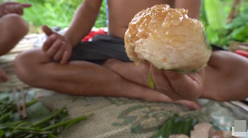 Những màn câu like kinh hãi của Youtuber Việt khi ăn tất tật từ cá sống đến gỏi côn trùng-9