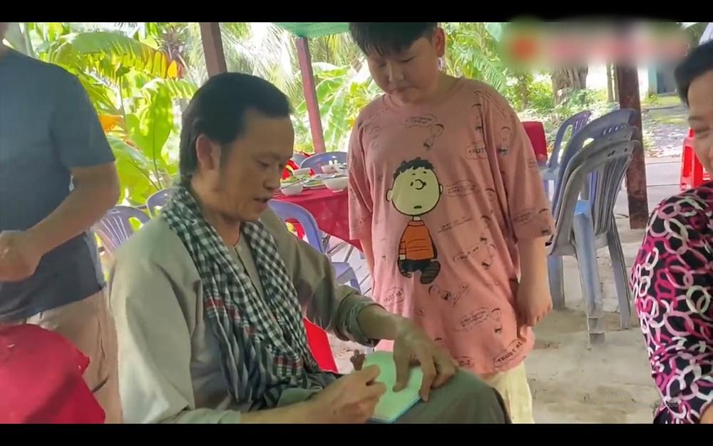 Hoài Linh khoe chữ ký độc lạ trên phim trường-3