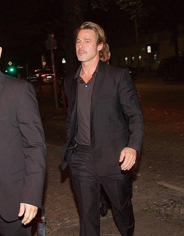 Tình tin đồn kém gần 30 tuổi của Brad Pitt vẫn đang là vợ của một doanh nhân 68 tuổi-1