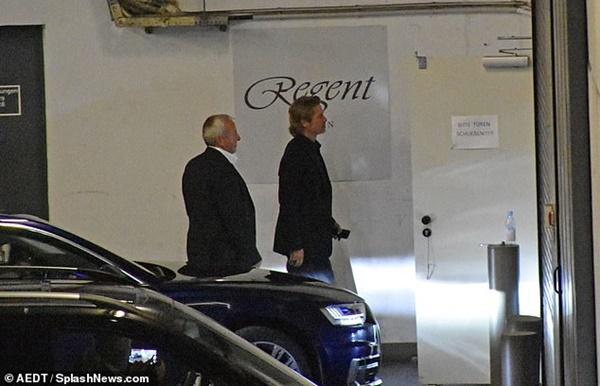 Tình tin đồn kém gần 30 tuổi của Brad Pitt vẫn đang là vợ của một doanh nhân 68 tuổi-2