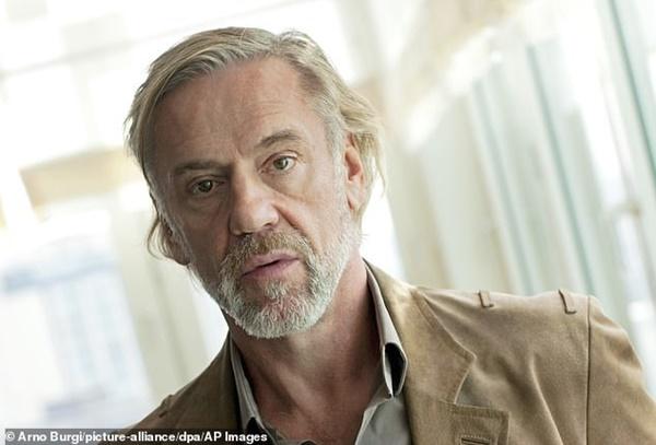 Tình tin đồn kém gần 30 tuổi của Brad Pitt vẫn đang là vợ của một doanh nhân 68 tuổi-3