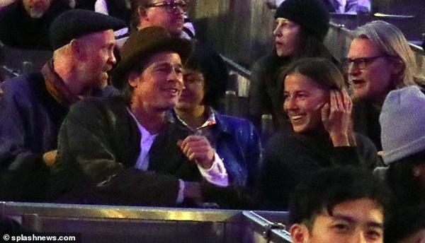 Tình tin đồn kém gần 30 tuổi của Brad Pitt vẫn đang là vợ của một doanh nhân 68 tuổi-4