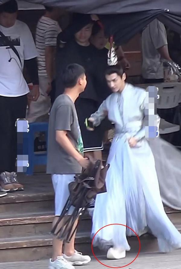 Mỹ nam Hương mật tựa khói sương - La Vân Hi bị bóc phốt mang giày độn 10cm, lời đồn vừa gầy vừa lùn là có thật?-1