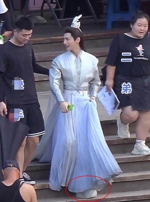 Mỹ nam Hương mật tựa khói sương - La Vân Hi bị bóc phốt mang giày độn 10cm, lời đồn vừa gầy vừa lùn là có thật?-3