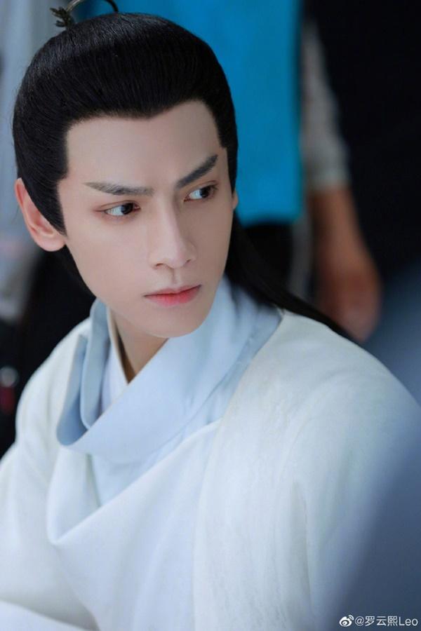 Mỹ nam Hương mật tựa khói sương - La Vân Hi bị bóc phốt mang giày độn 10cm, lời đồn vừa gầy vừa lùn là có thật?-8