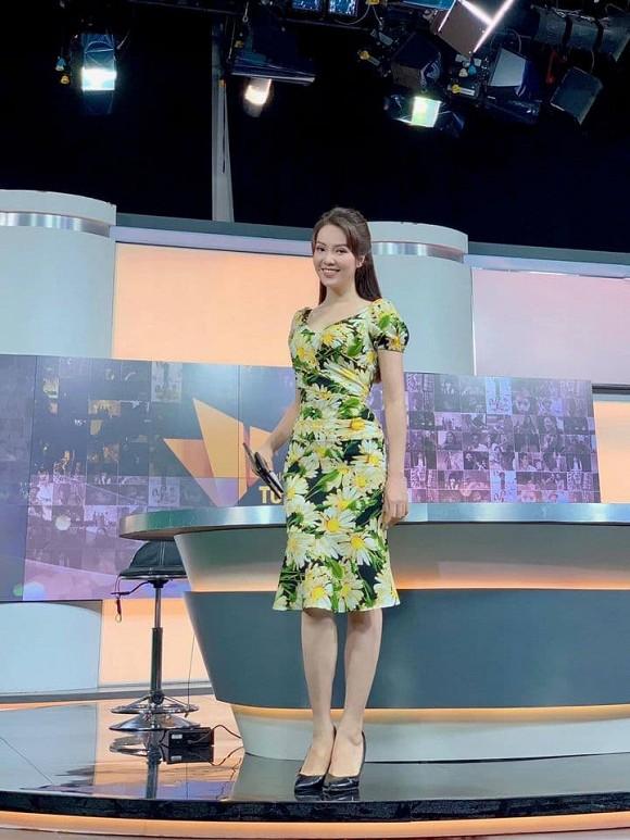 Á hậu Thụy Vân phản ứng bất ngờ khi chồng đại gia mê mẩn golf-3