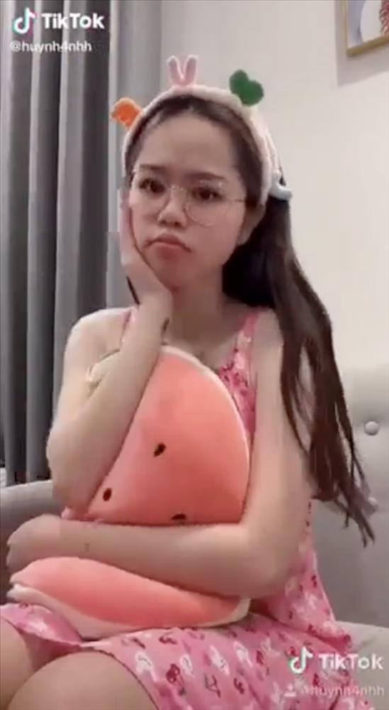 Chơi lớn khoe clip mặt mộc, bạn gái Quang Hải bị soi nhan sắc nhợt nhạt-3