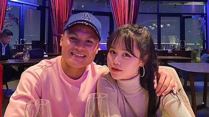 Chơi lớn khoe clip mặt mộc, bạn gái Quang Hải bị soi nhan sắc nhợt nhạt-1