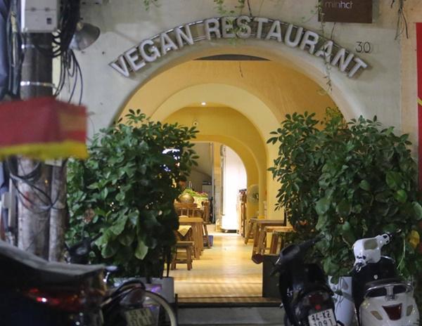 Nhà hàng Minh Chay sau sự cố pate chứa chất độc khiến 9 người nhập viện: Vắng khách, thực đơn chỉ còn giò và chả-1