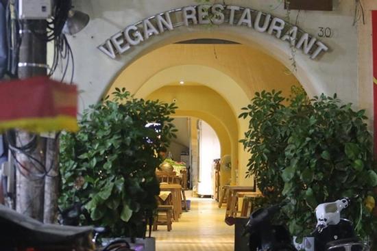 Nhà hàng Minh Chay sau sự cố pate chứa chất độc khiến 9 người nhập viện: Vắng khách, thực đơn chỉ còn giò và chả