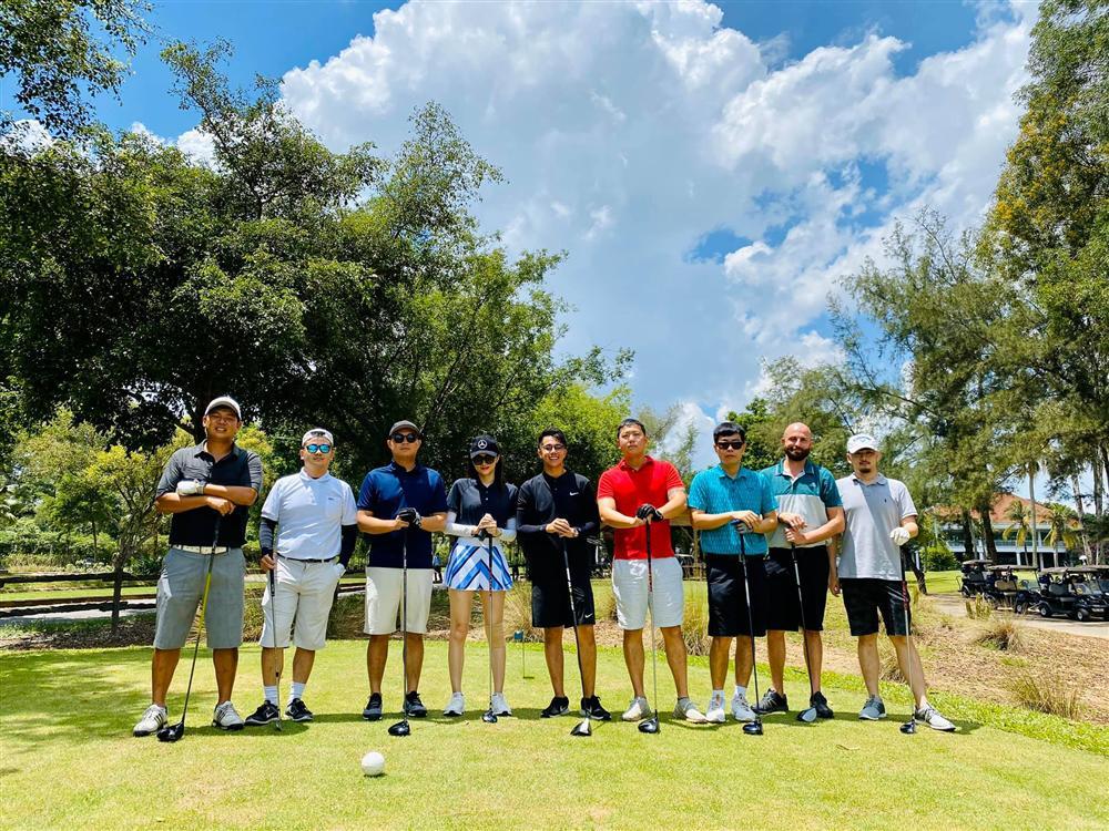 Hương Giang gây sốt với ảnh đánh golf cùng Matt Liu, lại còn ra mắt hội bạn thân đại gia-2