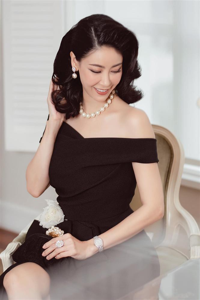 Cùng diện đồ trễ vai, hoa hậu Hà Kiều Anh sang trọng, quý phái lấn át Phượng Chanel-1