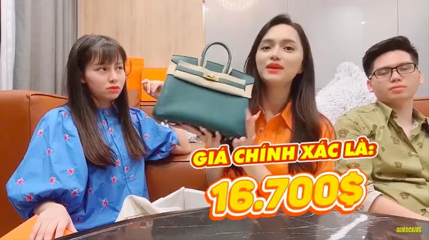 Lần đầu đập hộp, Hương Giang chi luôn tiền tỷ chứ chẳng chịu thua chị kém em-1
