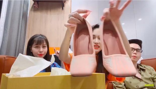 Lần đầu đập hộp, Hương Giang chi luôn tiền tỷ chứ chẳng chịu thua chị kém em-4