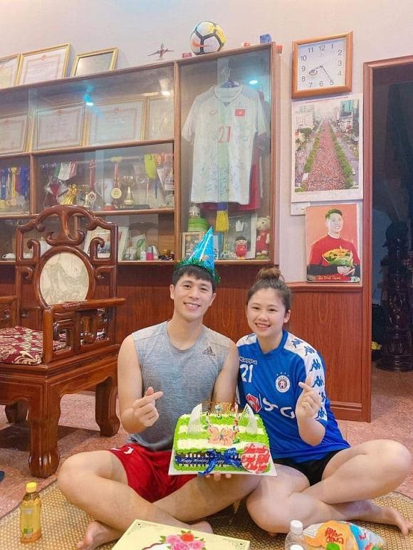 Lâu lâu mới thấy Đình Trọng tình tứ bên bạn gái, dân tình lập tức hóng đám cưới-2