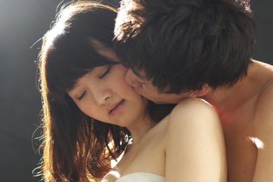 Lao về lôi tuột chồng lên giường, tôi vừa cởi đồ thì giật bắn nghe tiếng gào dưới gầm giường