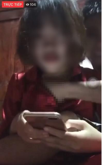 Ngang nhiên livestream để bạn trai đụng chạm vòng 1, cô gái trẻ khiến MXH dậy sóng-2