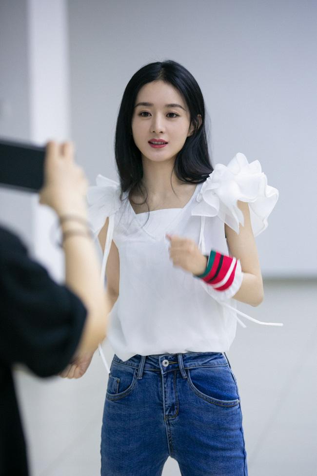 Triệu Lệ Dĩnh bị cà khịa chuyện cõng Vương Nhất Bác nhưng đáng nói là tên mỹ nam bị đọc sai-7