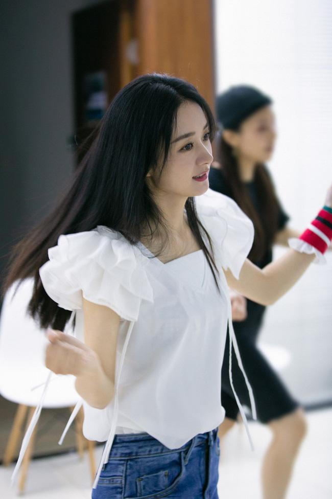 Triệu Lệ Dĩnh bị cà khịa chuyện cõng Vương Nhất Bác nhưng đáng nói là tên mỹ nam bị đọc sai-8