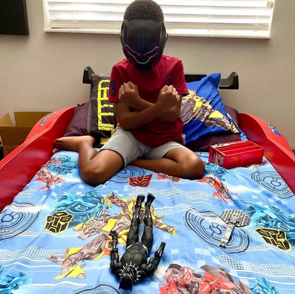 Fans nhí trên thế giới đau buồn làm lễ tưởng niệm Chadwick Boseman-4