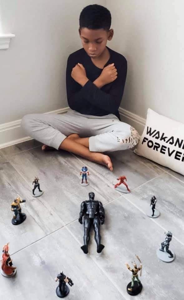 Fans nhí trên thế giới đau buồn làm lễ tưởng niệm Chadwick Boseman-7