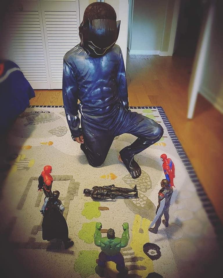 Fans nhí trên thế giới đau buồn làm lễ tưởng niệm Chadwick Boseman-8