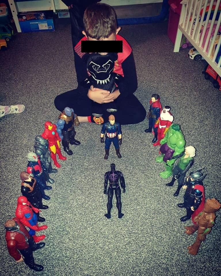 Fans nhí trên thế giới đau buồn làm lễ tưởng niệm Chadwick Boseman-10