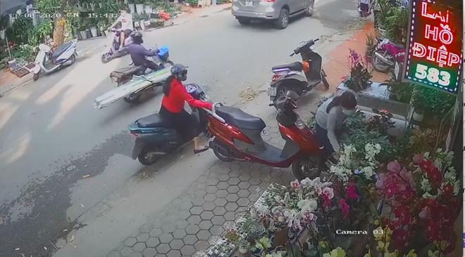 Clip: Màn trộm cắp nhanh như chớp của người phụ nữ áo đỏ trên phố Hà Nội-1